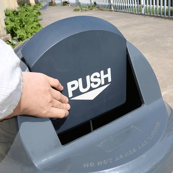 Cửa đẩy để bỏ rác vào thùng