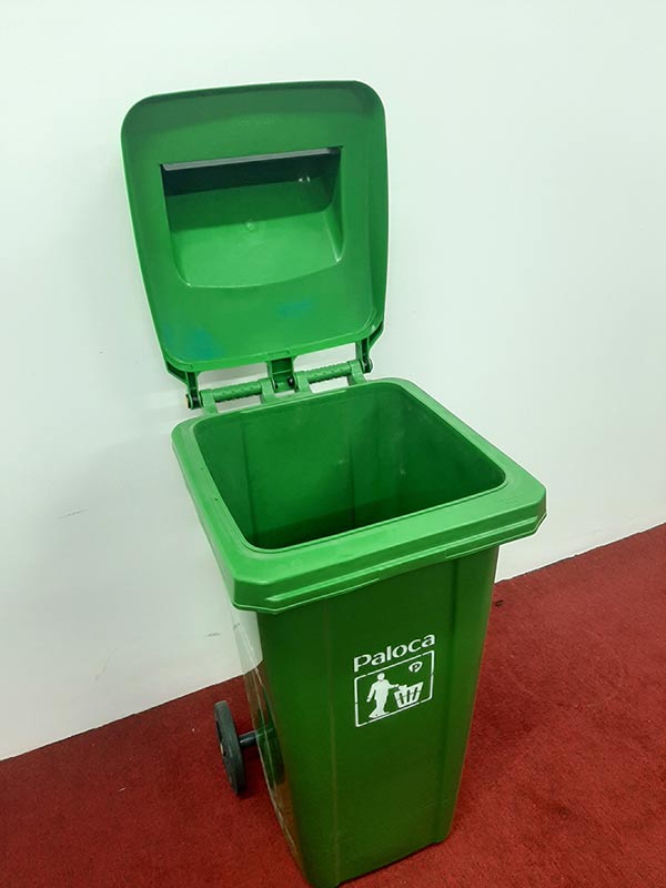 Nắp thùng rác dễ dàng đóng mở