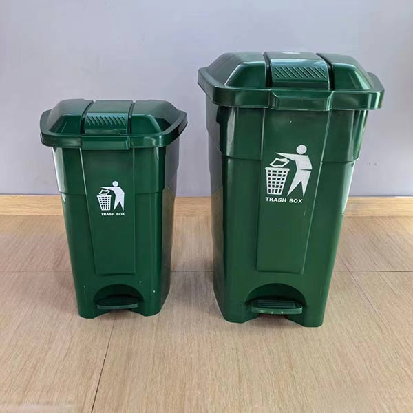 Hình ảnh chụp thật thùng rác nhựa đạp chân có bánh xe