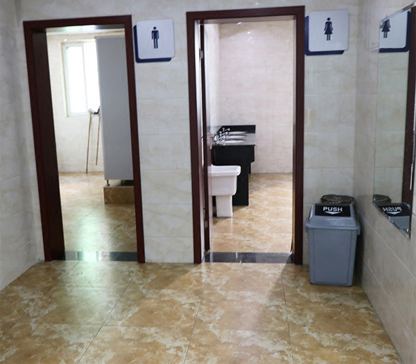 Thùng rác nhựa nắp lật đặt ở khu vệ sinh