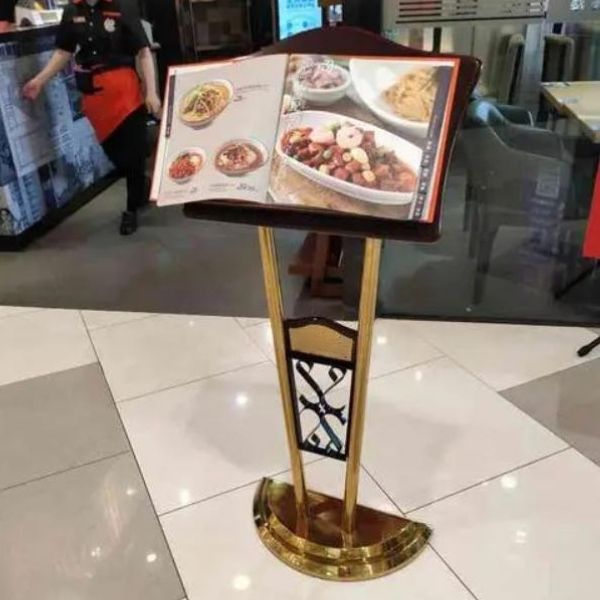 Hình ảnh thực tế sử dụng bảng chào nhà hàng để menu thực đơn