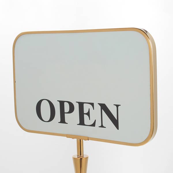 Mặt bảng rộng rãi đủ để hiển thị thông tin