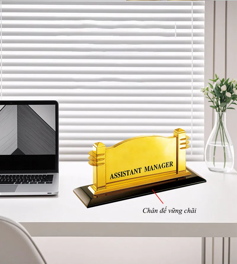 Đặt bảng chức danh ở mặt bàn làm việc