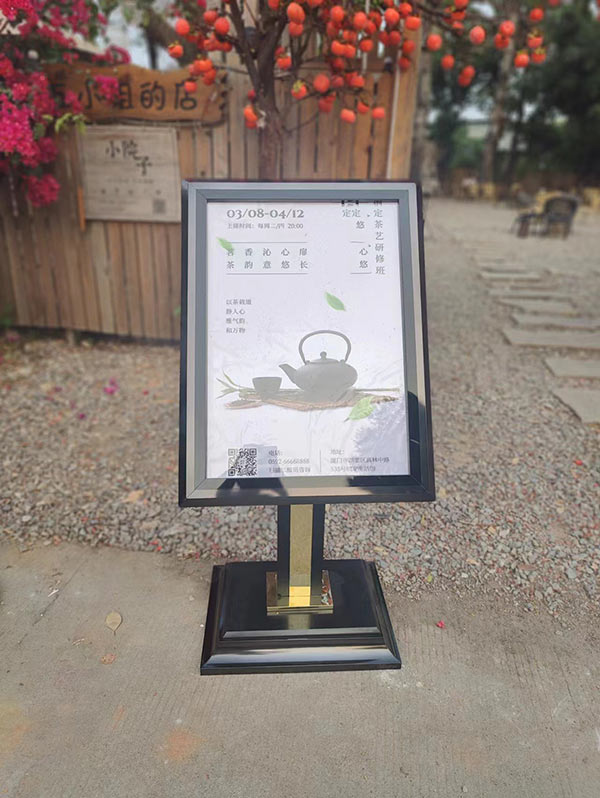 Hình ảnh bảng chào khách sạn chụp tại kho