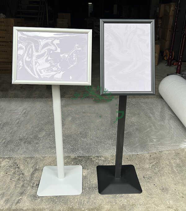 Hình ảnh bảng thông tin sản phẩm khổ A3 đứng chụp tại kho hàng