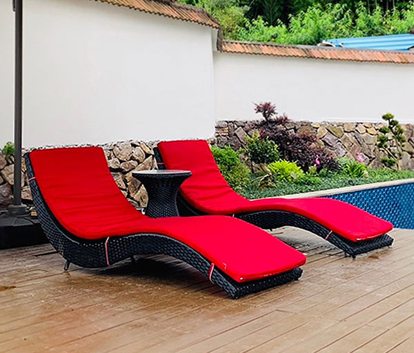 Ghế hồ bơi bằng mây nhựa khi trải thêm nệm