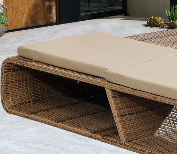 Sử dụng nệm cho ghế bể bơi mây nhựa để tăng sự êm ái