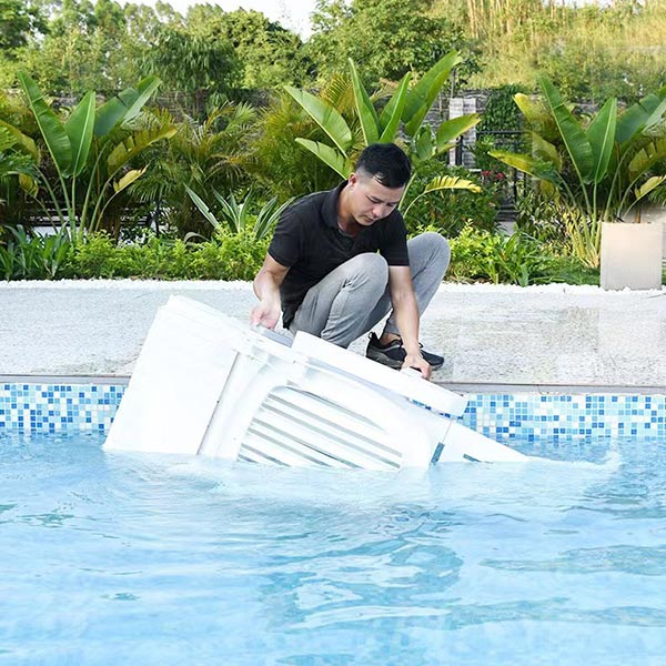 Ghế tắm nắng có thể gấp gọn và chịu được môi trường nước