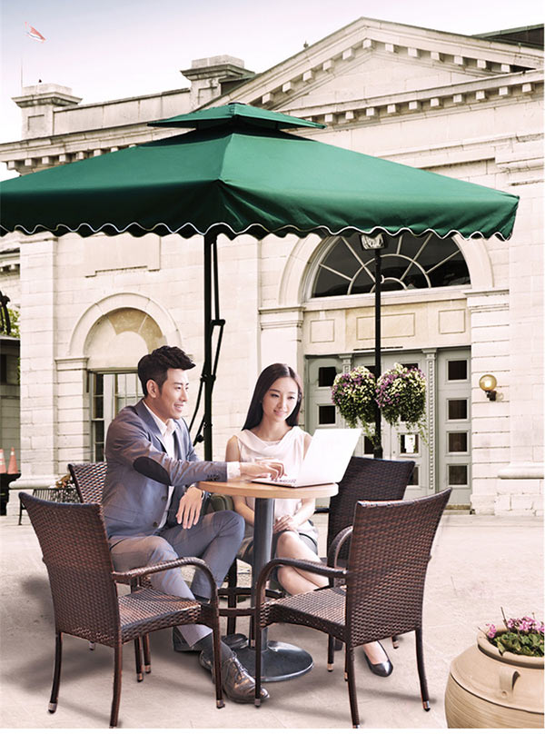 Ô dù lệch tâm vuông được sử dụng tại quán cafe