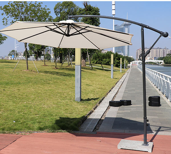 Dù lệch tâm tán rộng giúp che nắng tốt