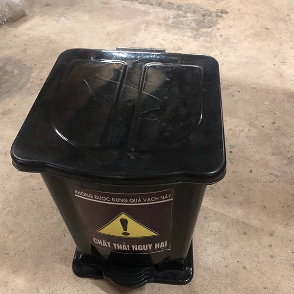 Thùng rác y tế 15 lít màu đen trầy xước phần nắp được thanh lý