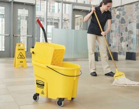 Xe vắt móp và cây lau ướt: Bộ đôi làm sạch sàn năng suất vượt trội