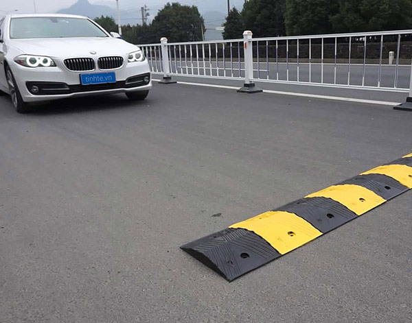 Gờ giảm tốc là gì? Mua gờ giảm tốc cao su ở đâu tốt?