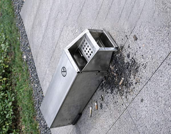 Làm sao để trụ gạt tàn thuốc lá không bị đổ ngã?