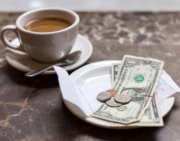 Tips là gì? Bí quyết giúp nhân viên phục vụ dễ nhận được tiền tips hơn