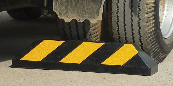 Chặn lùi sau xe ô tô bằng cao su với phản quang