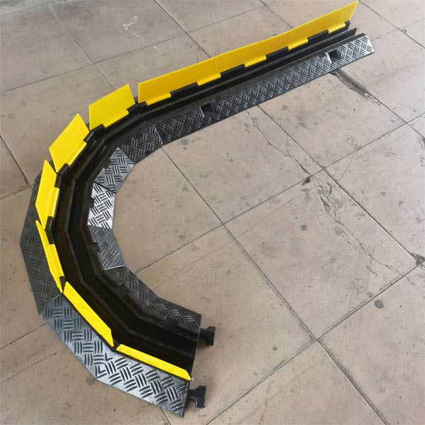 Gờ giảm tốc góc bảo vệ cáp - hình 3