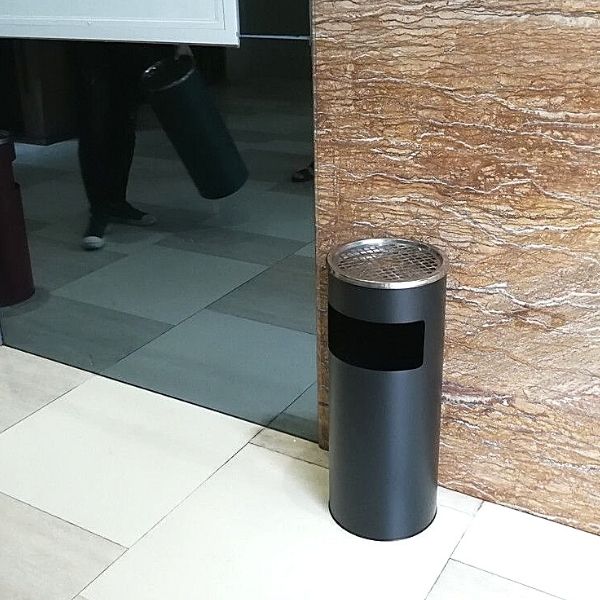 Thùng rác tròn có gạt tàn thuốc lá - hình 4