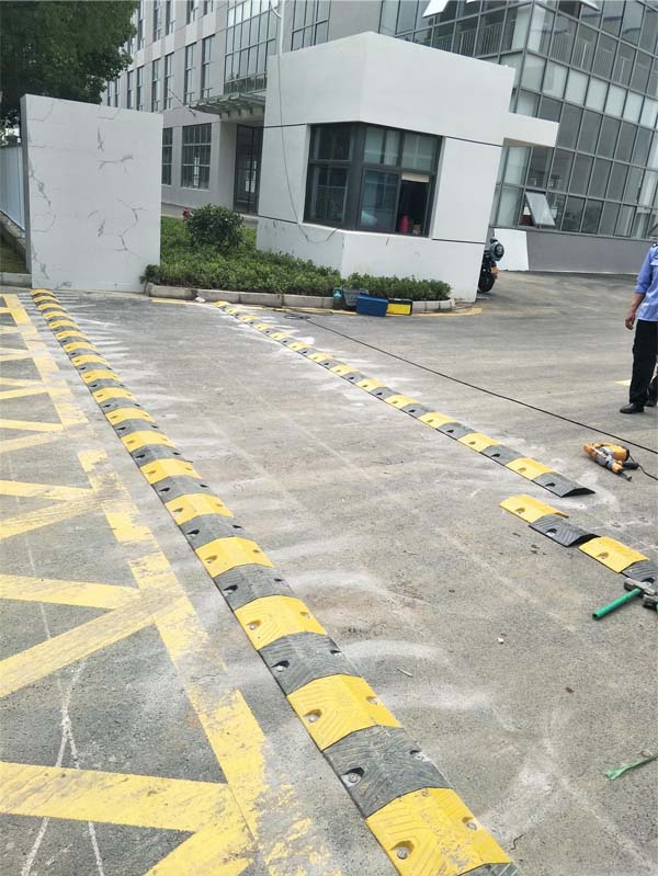 Thi công gờ giảm tốc 2