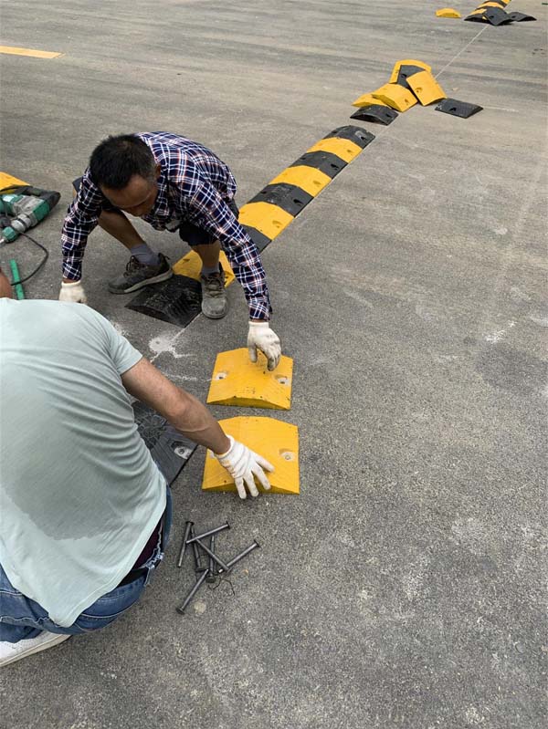 Thi công gờ giảm tốc 4