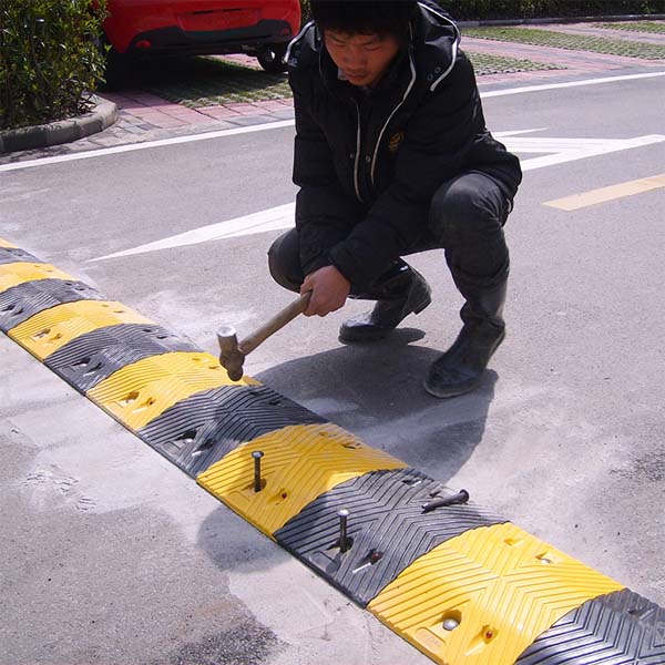 Thi công gờ giảm tốc 3