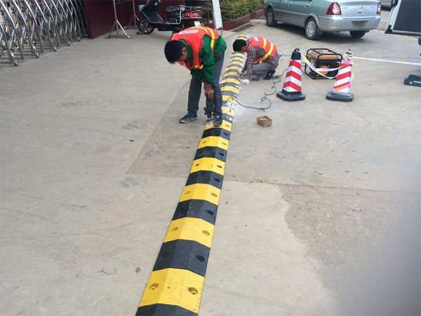 Thi công gờ giảm tốc 5
