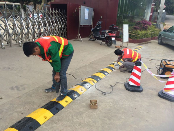 Thi công gờ giảm tốc 6