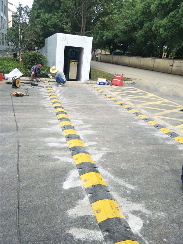 Thi công gờ giảm tốc 1