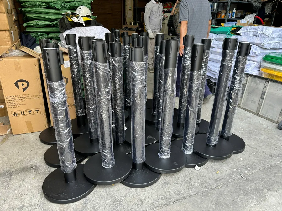 Kiểm tra, đóng gói cột chắn inox đen dây căng 2m cho khách