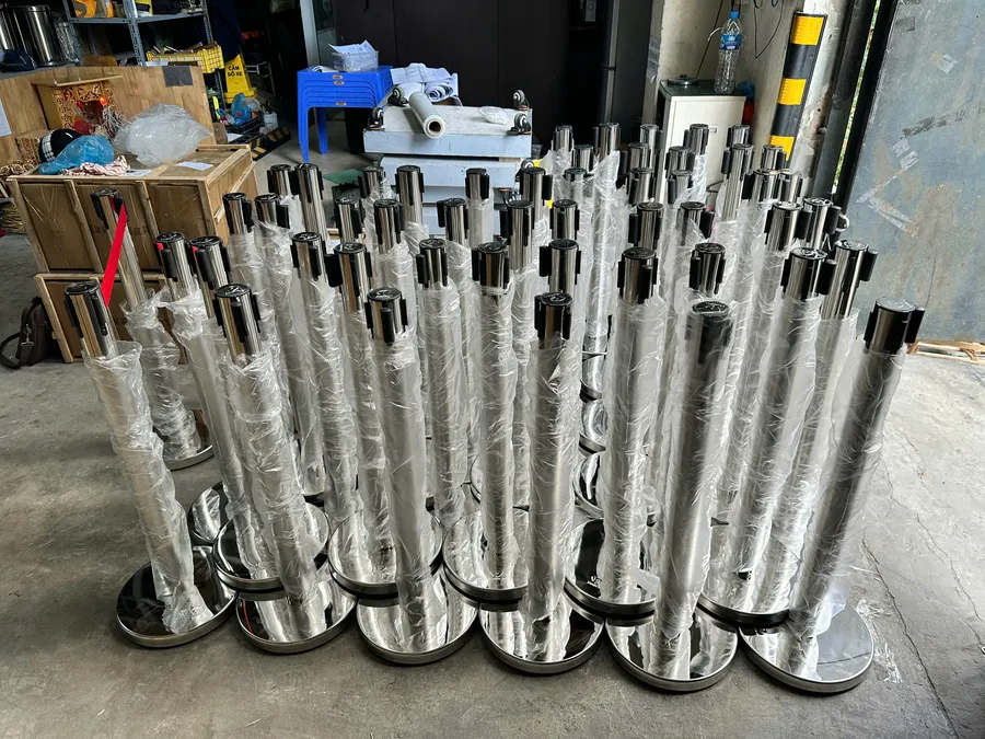 Kiểm tra, đóng gói cột chắn inox trắng dây căng 2m cho khách