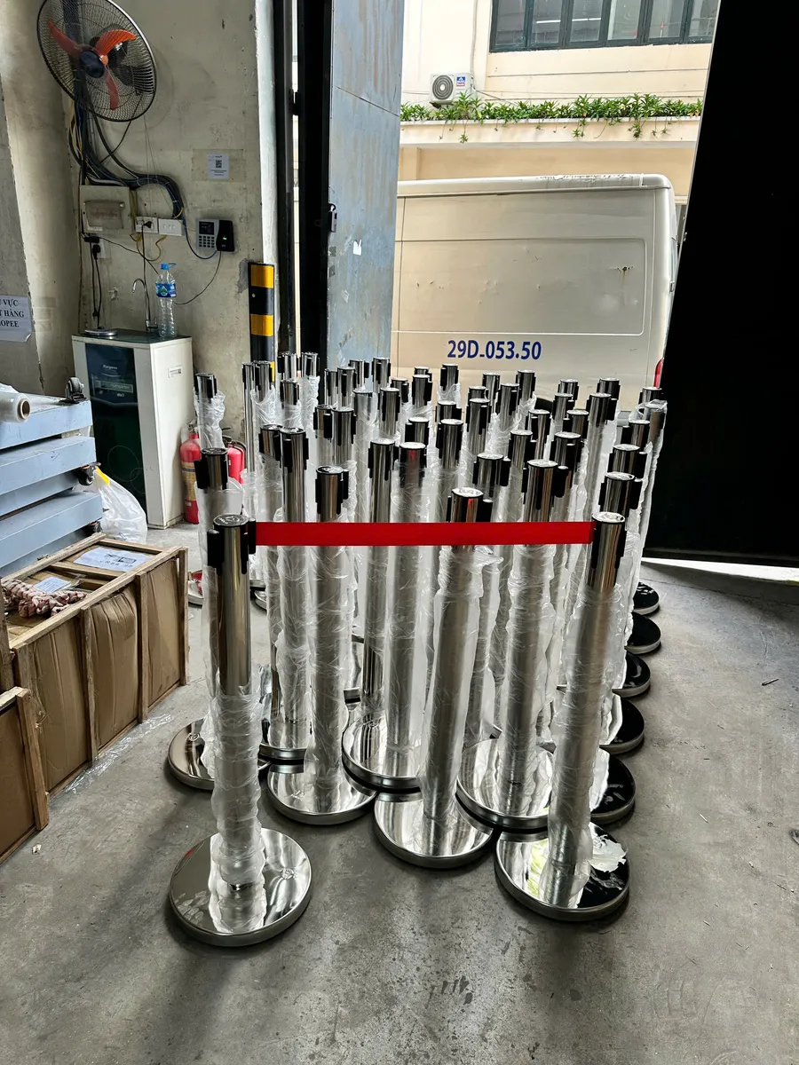 Kiểm tra số lượng bàn giao cho khách mua cột chắn inox dây kéo 3m