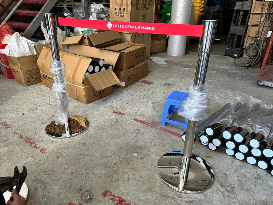 Lắp đặt hoàn thiện cột chắn đế chữ U 2m cho khách