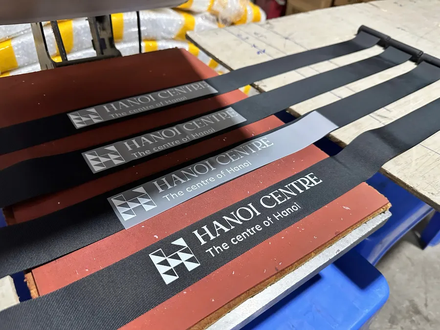 In logo, thông điệp lên dây căng cột chắn phân làn