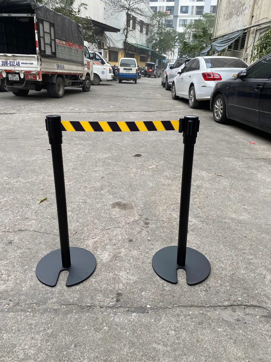 Cột chắn đế chữ U inox đen dây căng đen - vàng 2m