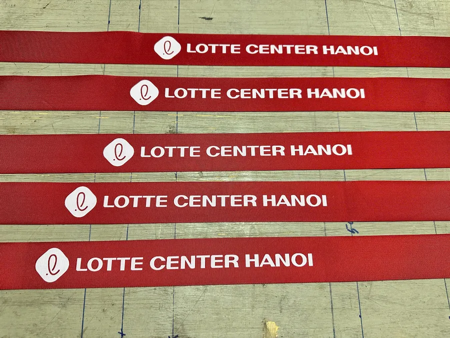 In logo thương hiệu lên dây căng cột chắn phân làn