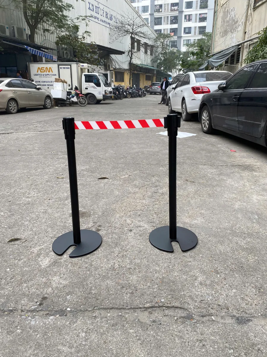 Lắp đặt cột chắn đế chữ U 3m dây màu kẻ sọc