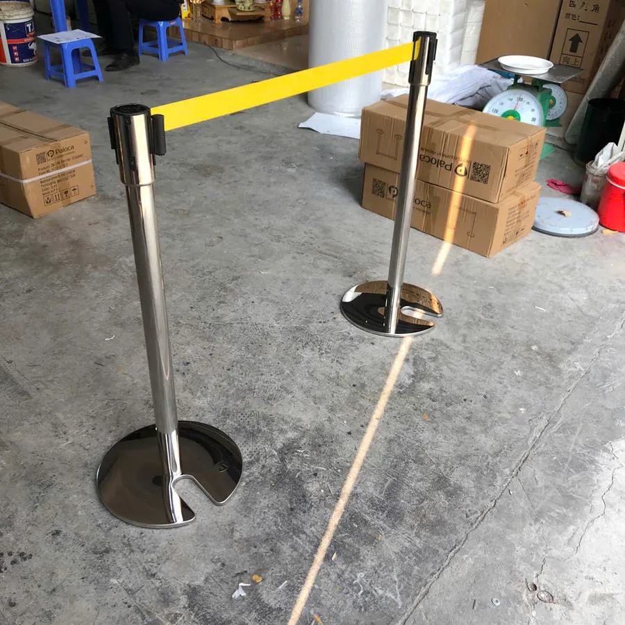 Lắp đặt cột chắn đế chữ U 3m dây màu vàng