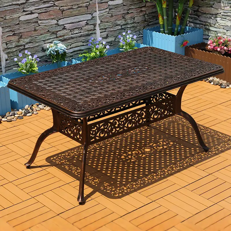 Mặt bàn rộng rãi, hoa văn tinh tế: Bàn nhôm đúc cafe sân vườn