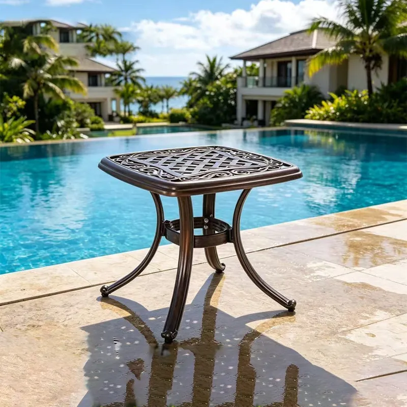 Bàn trà nhỏ của bộ bàn ghế nhôm đúc sân vườn