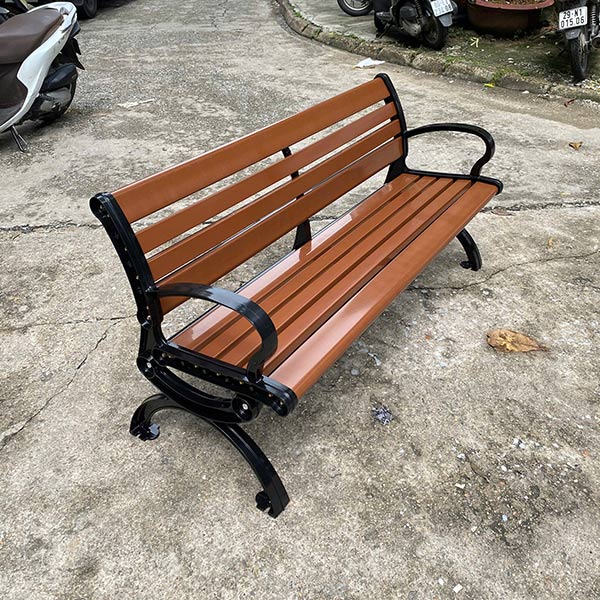 Hình ảnh thực tế ghế băng công viên bằng gỗ của Hành Tinh Xanh