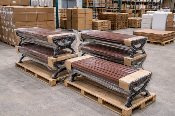 Ghế băng công viên được Hành Tinh Xanh đóng gói cẩn thận trước khi gửi