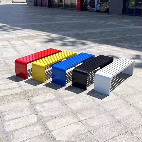 Ghế công viên sắc màu đang có sẵn tại kho Hành Tinh Xanh