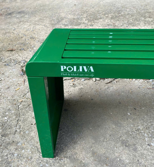 Logo thương hiệu Poliva gắn ở góc ghế