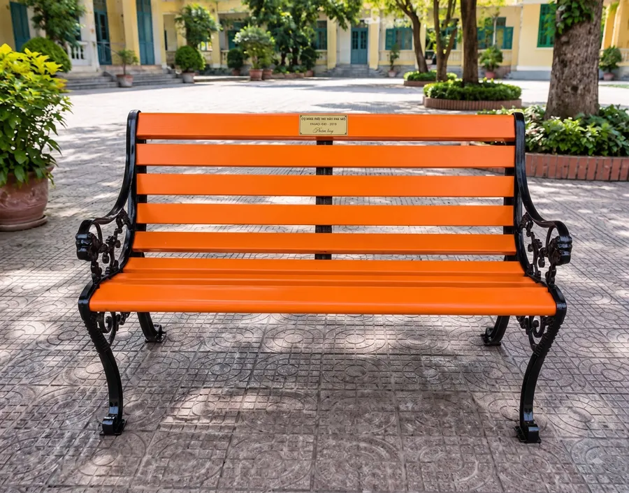 Quà tặng kỉ niệm trường - ghế công viên