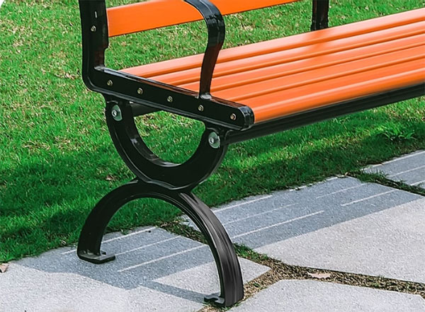 Chân ghế chắc chắn bám mặt sàn tốt