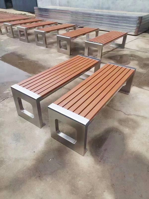 Ghế dài công viên không tựa được lắp đặt và bàn giao cho khách