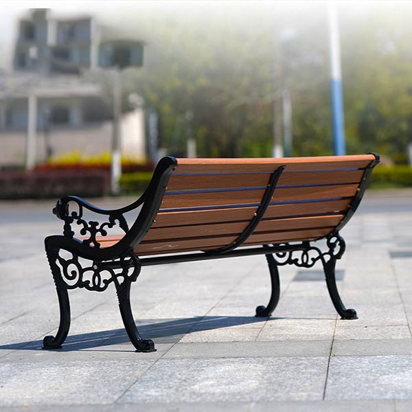 Lưng ghế được gia cố, tạo thêm sự vững chãi