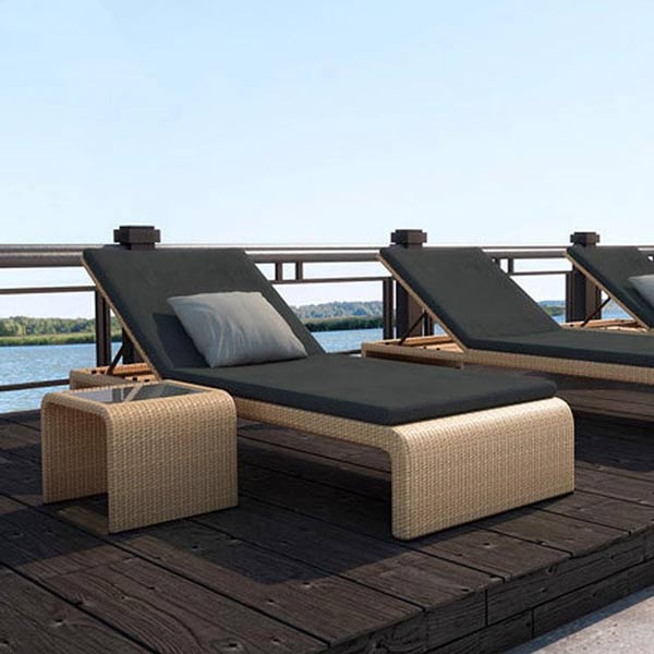 Sang trọng, tiện lợi hơn khi sử dụng cả bàn và ghế mây nhựa hồ bơi