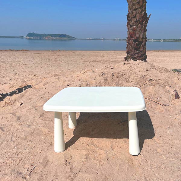 Bàn nhựa hồ bơi kiểu dáng đơn giản