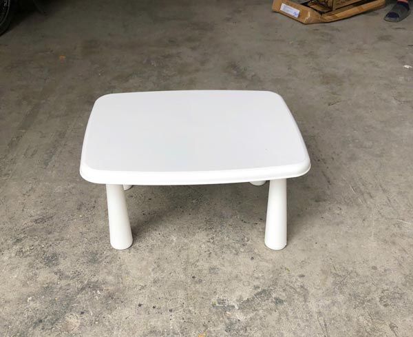 Bàn nhựa chắc chắn, mặt bàn rộng